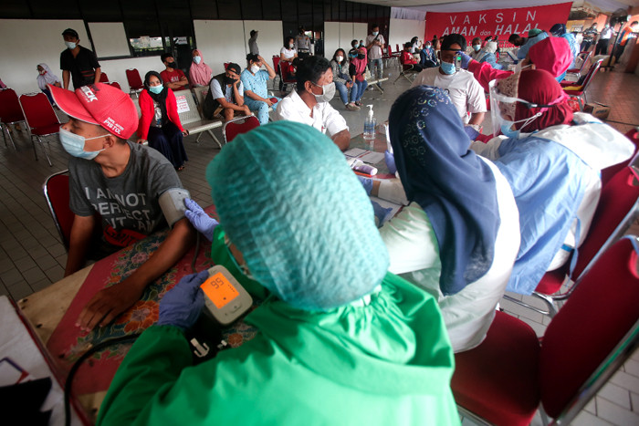 Warga mengikuti vaksinasi Covid-19 di Terminal Kampung Rambutan, Jakarta Timur, Kamis (22/7/2021).