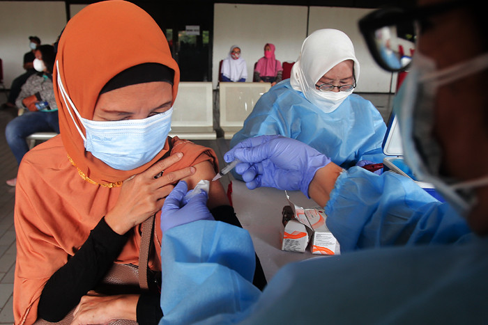 Warga mengikuti vaksinasi Covid-19 di Terminal Kampung Rambutan, Jakarta Timur, Kamis (22/7/2021).