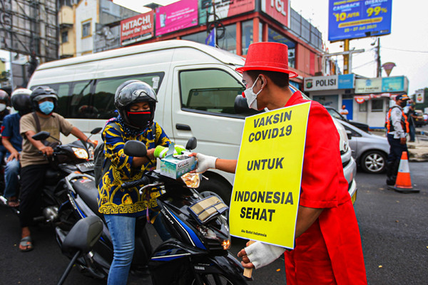 Anggota komunitas Aku Badut Indonesia melakukan kampanye di Kawasan Juanda, Depok, Jawa Barat, Jumat (23/7/2021).