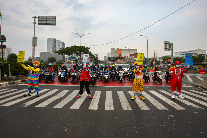 Anggota komunitas Aku Badut Indonesia melakukan kampanye di Kawasan Juanda, Depok, Jawa Barat, Jumat (23/7/2021).