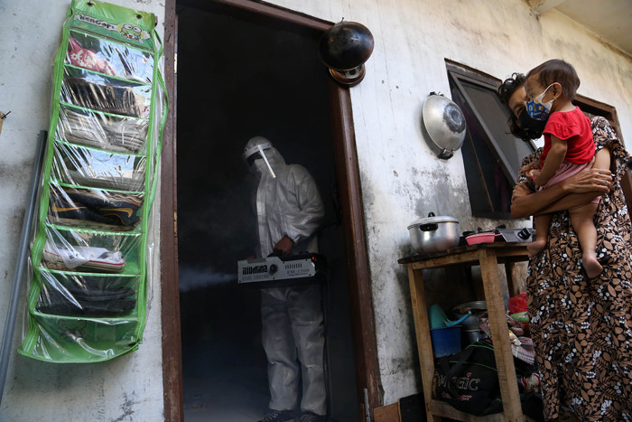 Seorang jurnalis, Bejo Sugiantoro, melakukan fogging disinfektan secara gratis disebuah rumah kos kawasan Gubeng Surabaya, Jawa Timur, Jumat (23/7/2021).