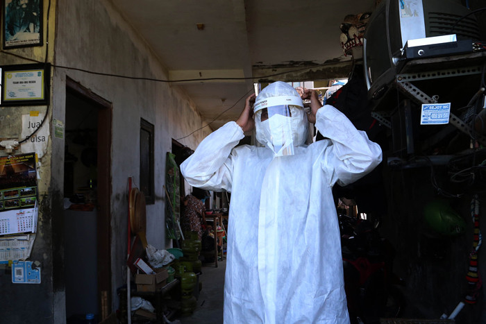 Seorang jurnalis, Bejo Sugiantoro, melakukan fogging disinfektan secara gratis disebuah rumah kos kawasan Gubeng Surabaya, Jawa Timur, Jumat (23/7/2021).