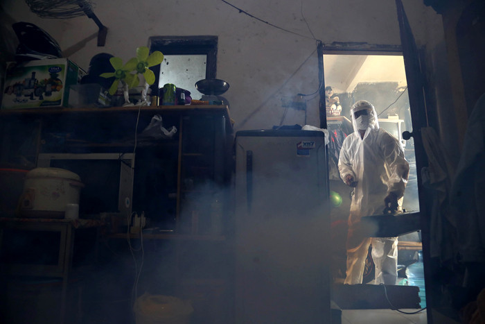 Seorang jurnalis, Bejo Sugiantoro, melakukan fogging disinfektan secara gratis disebuah rumah kos kawasan Gubeng Surabaya, Jawa Timur, Jumat (23/7/2021).