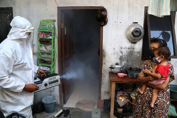 Seorang jurnalis, Bejo Sugiantoro, melakukan fogging disinfektan secara gratis disebuah rumah kos kawasan Gubeng Surabaya, Jawa Timur, Jumat (23/7/2021).