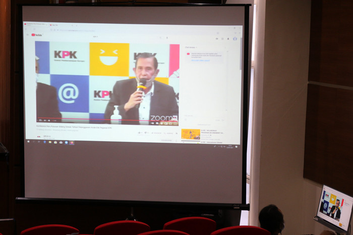 Ketua Dewan Pengawas KPK Tumpak Hatorangan Panggabean memberikan keterangan pers secara virtual di Gedung KPK lama, Jakarta, Jumat (23/7/2021).