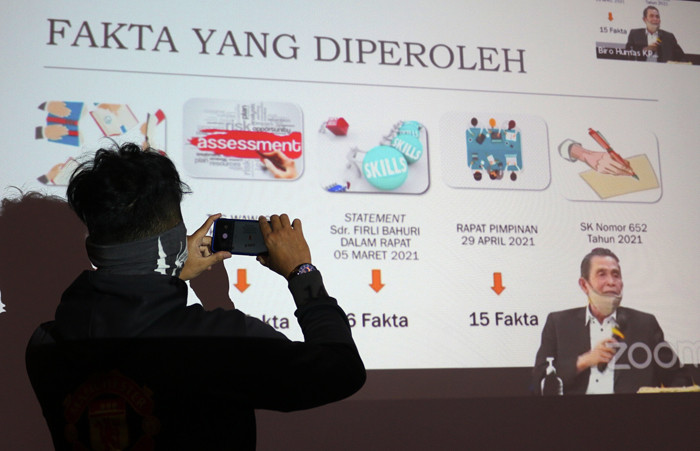 Ketua Dewan Pengawas KPK Tumpak Hatorangan Panggabean memberikan keterangan pers secara virtual di Gedung KPK lama, Jakarta, Jumat (23/7/2021).