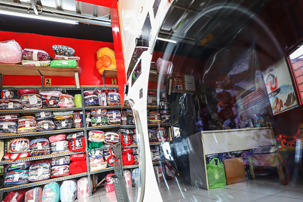 Pekerja sedang menyelesaikan pakaian yang akan dicuci di salah satu usaha jasa pencucian pakaian atau laundry di Jakarta Barat, Jumat (23/7/2021).