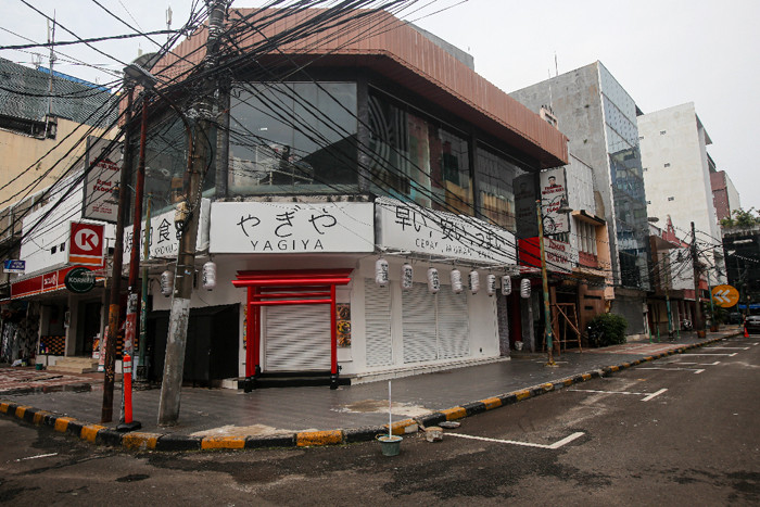 Suasana pertokoan yang tutup di kawasan Little Tokyo, Blok M, Jakarta Selatan, Jumat (23/7/2021).