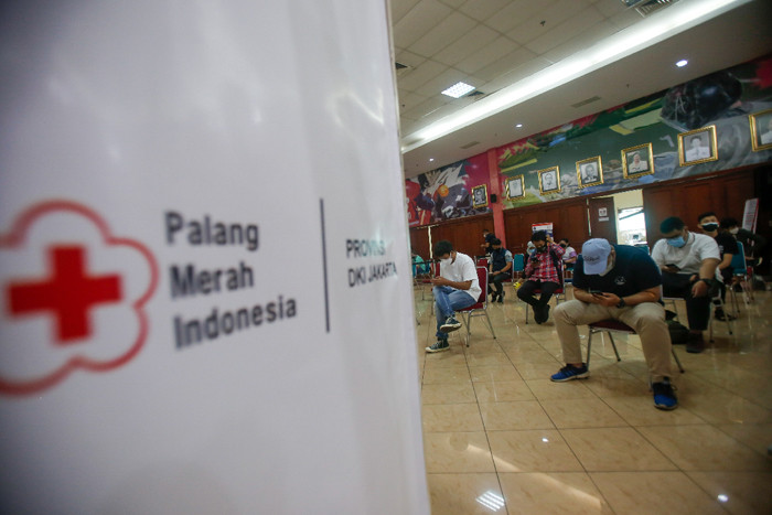 Petugas melayani warga yang mendonorkan plasma darah konvalesen di kantor Palang Merah Indonesia (PMI) DKI Jakarta, Kramat, Jakarta Pusat, Jumat (23/7/2021).