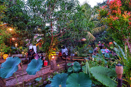 Suasana pengunjung sedang menikmati suasana santai di Rumah Kecil Pannara, Kecamatan Manggala, Makassar, Jumat (23/7/2021).