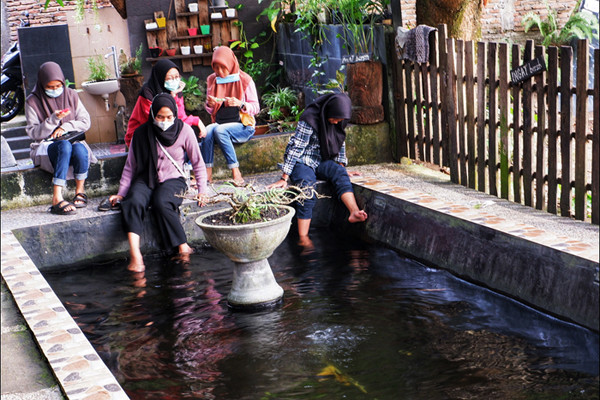Suasana pengunjung sedang menikmati suasana santai di Rumah Kecil Pannara, Kecamatan Manggala, Makassar, Jumat (23/7/2021).