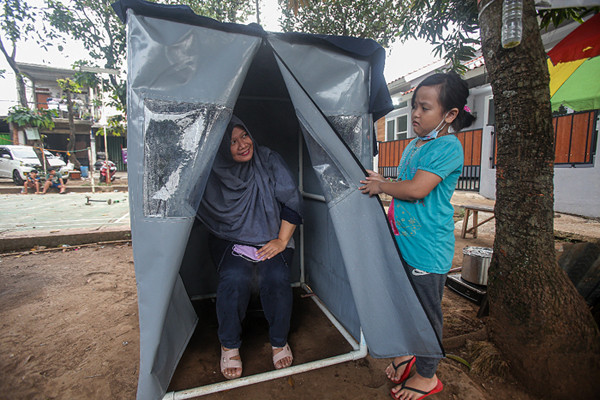 Warga berada di dalam bilik sauna di kawasang Gang Pepaya RT 11 RW 3, Lenteng Agung, Jakarta Selatan, Sabtu (24/7/2021).
