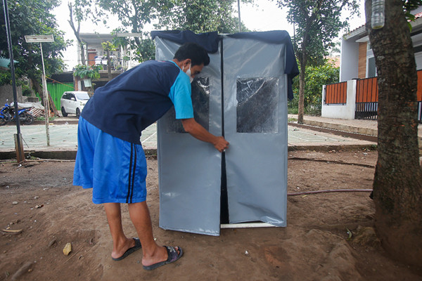 Warga berada di dalam bilik sauna di kawasang Gang Pepaya RT 11 RW 3, Lenteng Agung, Jakarta Selatan, Sabtu (24/7/2021).