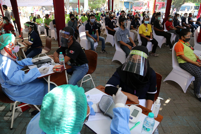 Vaksinasi bagi pekerja di PT Integra Indocabinet, Sidoarjo, Jawa Timur, Sabtu (24/7/2021).