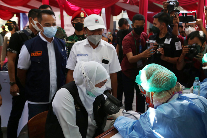 Vaksinasi bagi pekerja di PT Integra Indocabinet, Sidoarjo, Jawa Timur, Sabtu (24/7/2021).