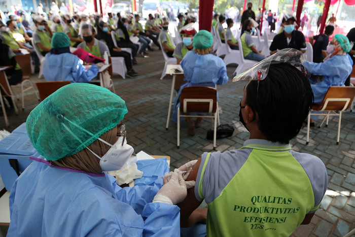 Vaksinasi bagi pekerja di PT Integra Indocabinet, Sidoarjo, Jawa Timur, Sabtu (24/7/2021).