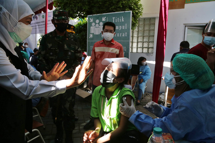 Seorang buruh meronta karena takut jarum suntik saat mengikuti vaksinasi bagi pekerja di PT Integra Indocabinet, Sidoarjo, Jawa Timur, Sabtu (24/7/2021).