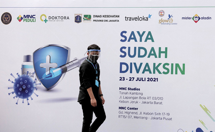 Petugas kesehatan menyuntikkan vaksin Covid-19 kepada warga di sentra vaksinasi MNC Center, Kebon Jeruk, Jakarta Barat, Sabtu (24/7/2021).