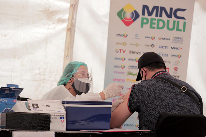 Petugas kesehatan menyuntikkan vaksin Covid-19 kepada warga di sentra vaksinasi MNC Center, Kebon Jeruk, Jakarta Barat, Sabtu (24/7/2021).
