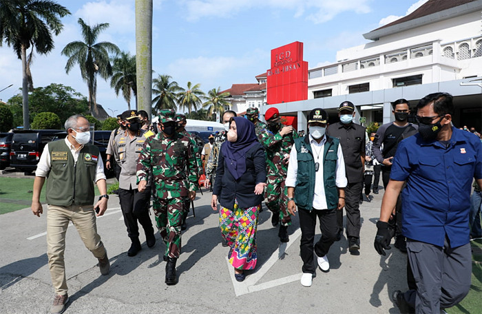 Panglima TNI Marsekal TNI Hadi Tjahjanto saat meninjau pelaksanaan Isolasi Terpusat di RSUD Al-Ihsan dan Wisma Atlet Jalak Harupat, Bandung, Sabtu (24/7/2021).