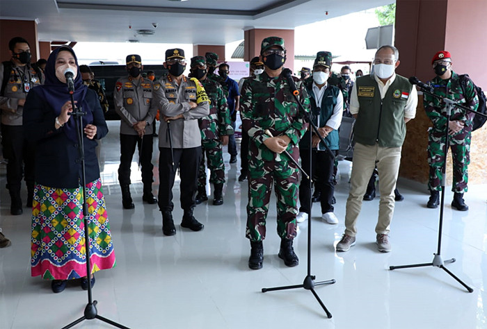 Panglima TNI Marsekal TNI Hadi Tjahjanto saat meninjau pelaksanaan Isolasi Terpusat di RSUD Al-Ihsan dan Wisma Atlet Jalak Harupat, Bandung, Sabtu (24/7/2021).