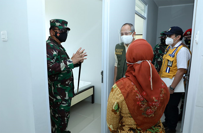 Panglima TNI Marsekal TNI Hadi Tjahjanto saat meninjau pelaksanaan Isolasi Terpusat di RSUD Al-Ihsan dan Wisma Atlet Jalak Harupat, Bandung, Sabtu (24/7/2021).