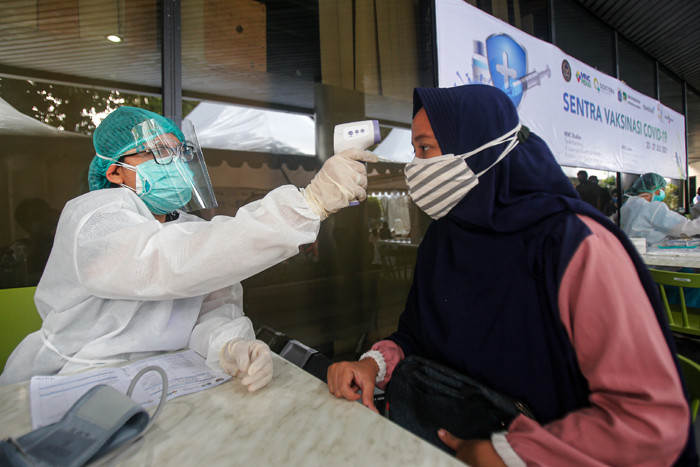 Warga mengikuti vaksinasi Covid-19 di Sentra Vaksinasi MNC Center, Kebon Sirih, Jakarta Pusat, Sabtu (24/7/2021).