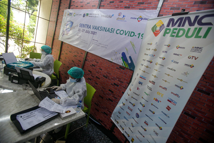 Warga mengikuti vaksinasi Covid-19 di Sentra Vaksinasi MNC Center, Kebon Sirih, Jakarta Pusat, Sabtu (24/7/2021).