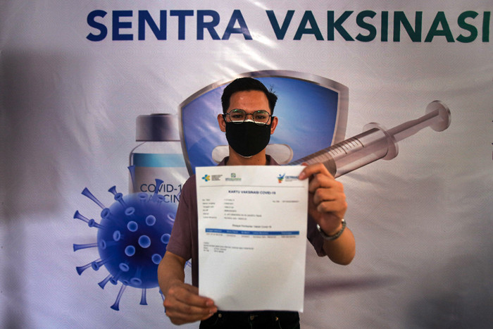 Warga mengikuti vaksinasi Covid-19 di Sentra Vaksinasi MNC Center, Kebon Sirih, Jakarta Pusat, Sabtu (24/7/2021).