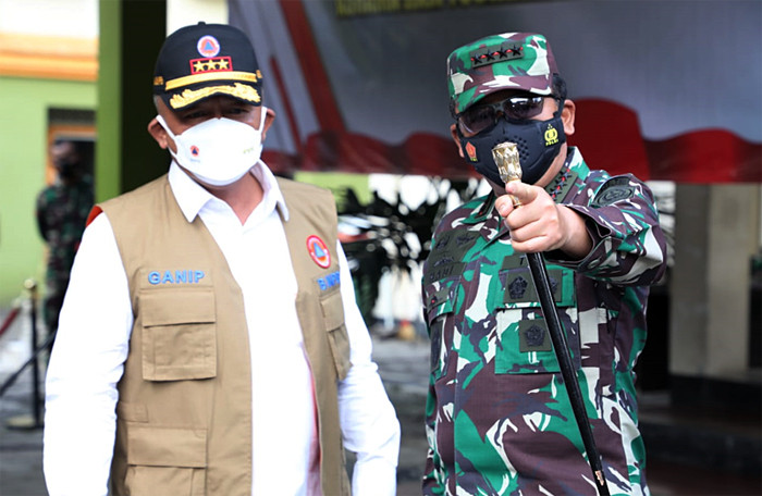 Panglima TNI Marsekal TNI Hadi Tjahjanto saat meninjau pelaksanaan Isoter di Asrama Haji Sleman, Daerah Istimewa Yogyakarta, Minggu (25/7/2021).