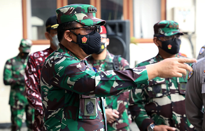 Panglima TNI Marsekal TNI Hadi Tjahjanto saat meninjau pelaksanaan Isoter di Asrama Haji Sleman, Daerah Istimewa Yogyakarta, Minggu (25/7/2021).