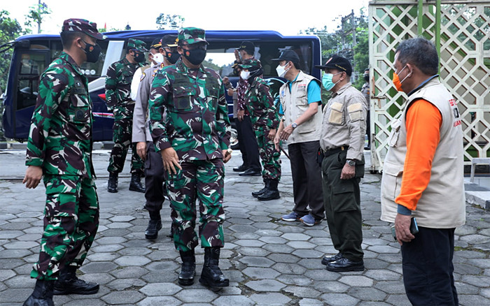 Panglima TNI Marsekal TNI Hadi Tjahjanto saat meninjau pelaksanaan Isoter di Asrama Haji Sleman, Daerah Istimewa Yogyakarta, Minggu (25/7/2021).