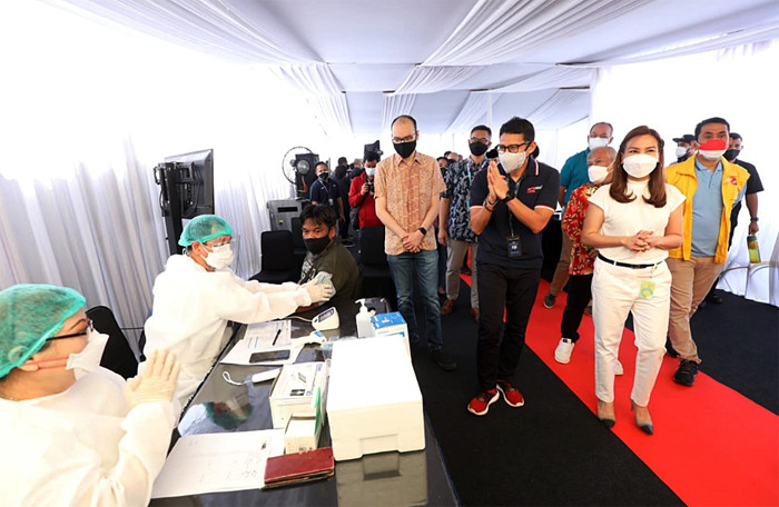 Menteri Pariwisata dan Ekonomi Kreatif Sandiaga Uno saat meninjau Sentra Vaksin Covid-19 di MNC Studio, Kebon Jeruk, Jakarta Barat, Minggu (25/7/2021).