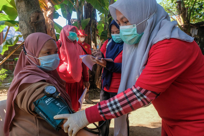 Warga menerima vaksin dari tenaga kesehatan tepat di kediamannya di Kelurahan Tompobalang, Kabupaten Gowa, Minggu (25/7/2021).