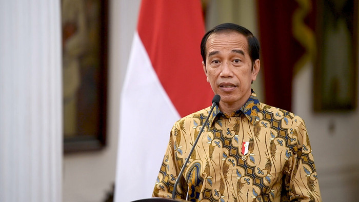 Presiden Joko Widodo saat menyampaikan keterangan di Istana Merdeka, Jakarta, Minggu (25/7/2021).