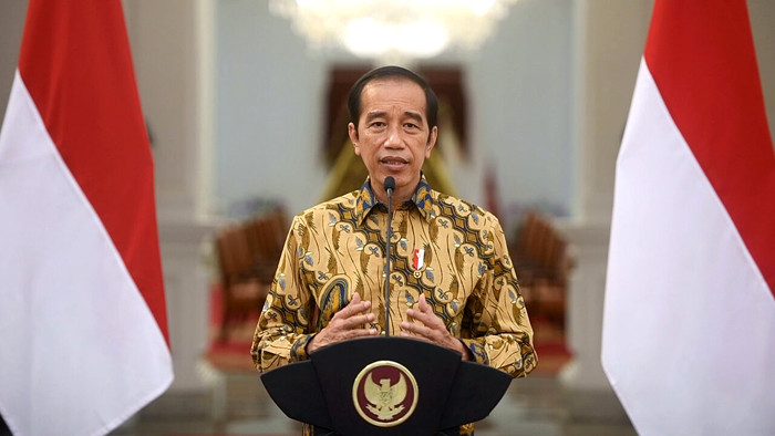 Presiden Joko Widodo saat menyampaikan keterangan di Istana Merdeka, Jakarta, Minggu (25/7/2021).