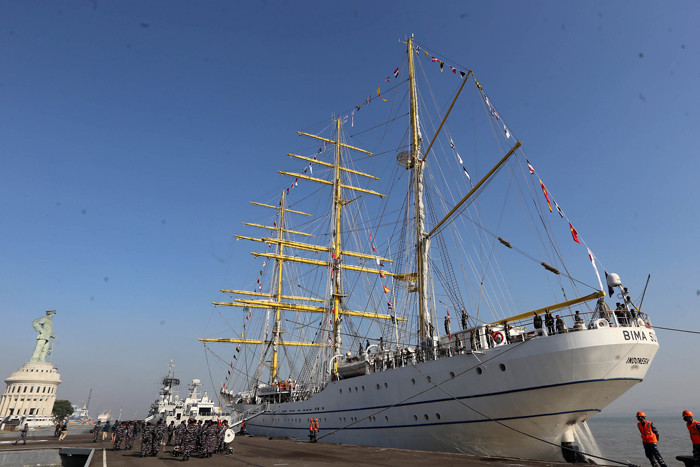 Taruna-Taruni Akademi Angkatan Laut (AAL) berada diatas KRI Bima Suci-945 di Dermaga Madura Markas Komado Armada II Surabaya, Senin (26/7/2021).