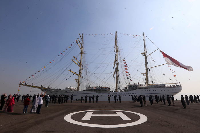 Taruna-Taruni Akademi Angkatan Laut (AAL) berada diatas KRI Bima Suci-945 di Dermaga Madura Markas Komado Armada II Surabaya, Senin (26/7/2021).