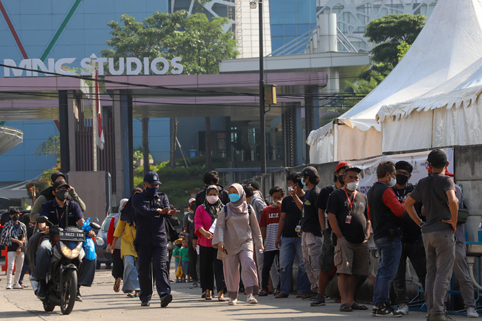 Ribuan warga mendatangi Sentra Vaksinasi yang diselenggarakan oleh MNC Peduli bersama Kemenparekraf di MNC Studios, Kebon Jeruk, Senin (26/7/2021).