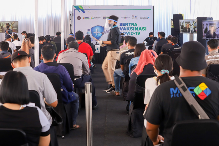 Ribuan warga mendatangi Sentra Vaksinasi yang diselenggarakan oleh MNC Peduli bersama Kemenparekraf di MNC Studios, Kebon Jeruk, Senin (26/7/2021).