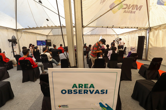 Ribuan warga mendatangi Sentra Vaksinasi yang diselenggarakan oleh MNC Peduli bersama Kemenparekraf di MNC Studios, Kebon Jeruk, Senin (26/7/2021).