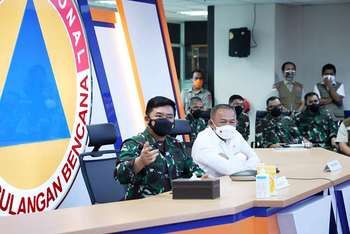 Panglima TNI Marsekal TNI Hadi Tjahjanto bersama Kepala BNPB Letjen TNI Ganip Warsito saat meninjau Pelatihan Tracer Digital di BNPB, Senin (26/7/2021).