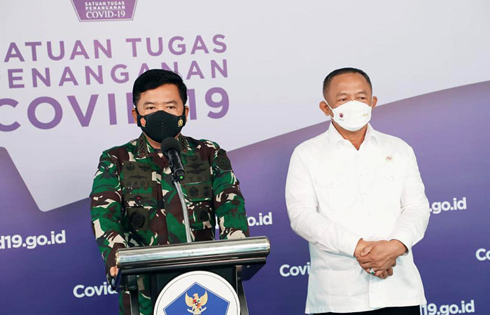 Panglima TNI Marsekal TNI Hadi Tjahjanto bersama Kepala BNPB Letjen TNI Ganip Warsito saat meninjau Pelatihan Tracer Digital di BNPB, Senin (26/7/2021).