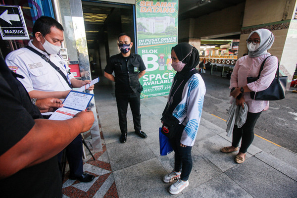 Penjual menata dagangannya di Blok B, Pasar Tanah Abang, Jakarta Pusat, Senin (26/7/2021).