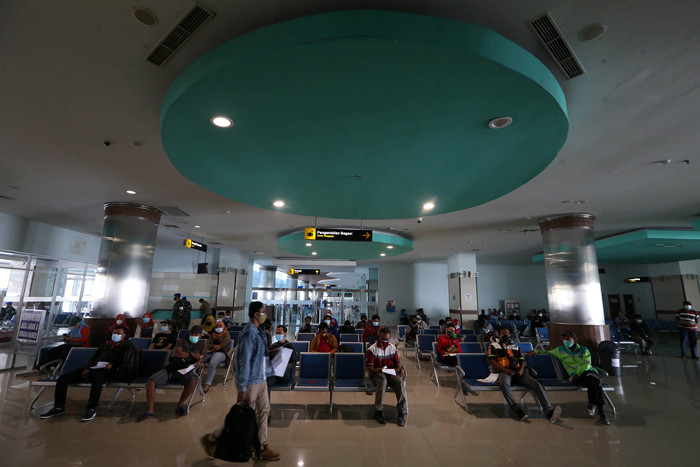 Peserta vaksin menutup muka ketika mendapat suntikan vaksin Covid-19 dalam serbuan vaksin masyarakat maritim di Gedung GSN, Jawa Timur, Senin (26/7/2021).