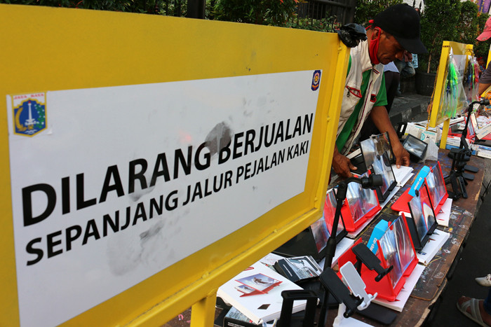 Pedagang kaki lima di kawasan, Asemka, Jakarta, Senin (26/7/2021).