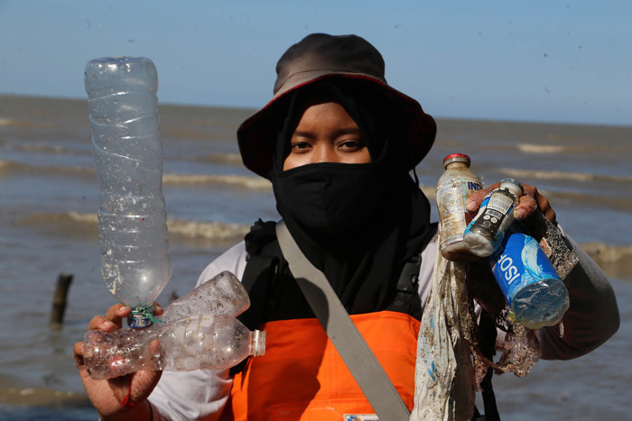 Kegiatan Brand Audit di Pantai Timur Surabaya, kawasan ekowisata Mangrove Wonorejo, Surabaya, Jawa Timur, Senin (26/7/2021).