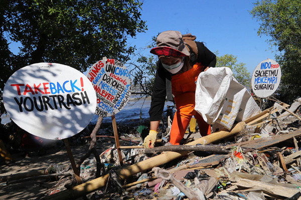 Kegiatan Brand Audit di Pantai Timur Surabaya, kawasan ekowisata Mangrove Wonorejo, Surabaya, Jawa Timur, Senin (26/7/2021).