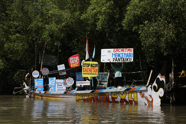 Kegiatan Brand Audit di Pantai Timur Surabaya, kawasan ekowisata Mangrove Wonorejo, Surabaya, Jawa Timur, Senin (26/7/2021).