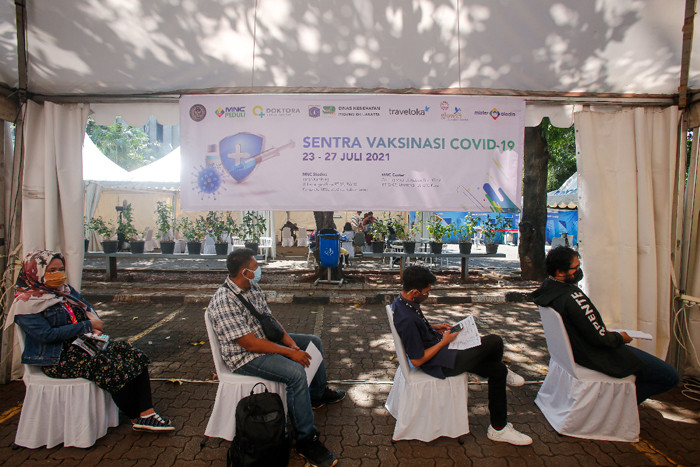 Warga mengikuti vaksinasi Covid-19 di Sentra Vaksinasi MNC Center, Kebon Sirih, Jakarta Pusat, Senin (26/7/2021).